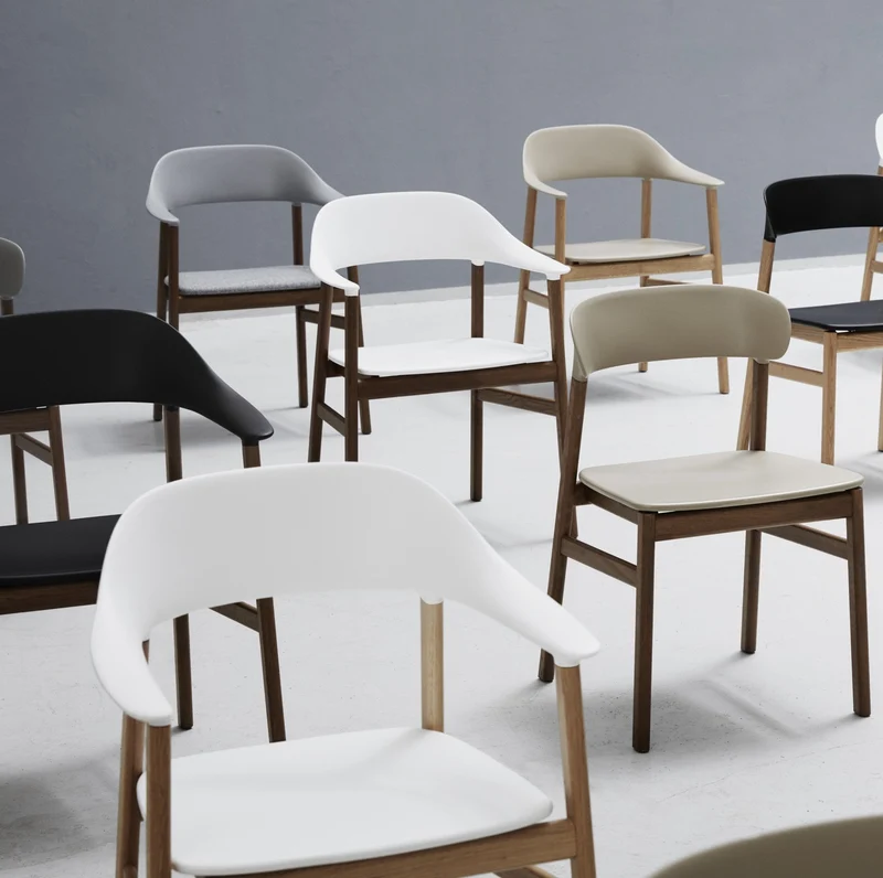 Chaise avec accoudoirs en chêne et polypropylene gris Herit Grey - Normann Copenhagen