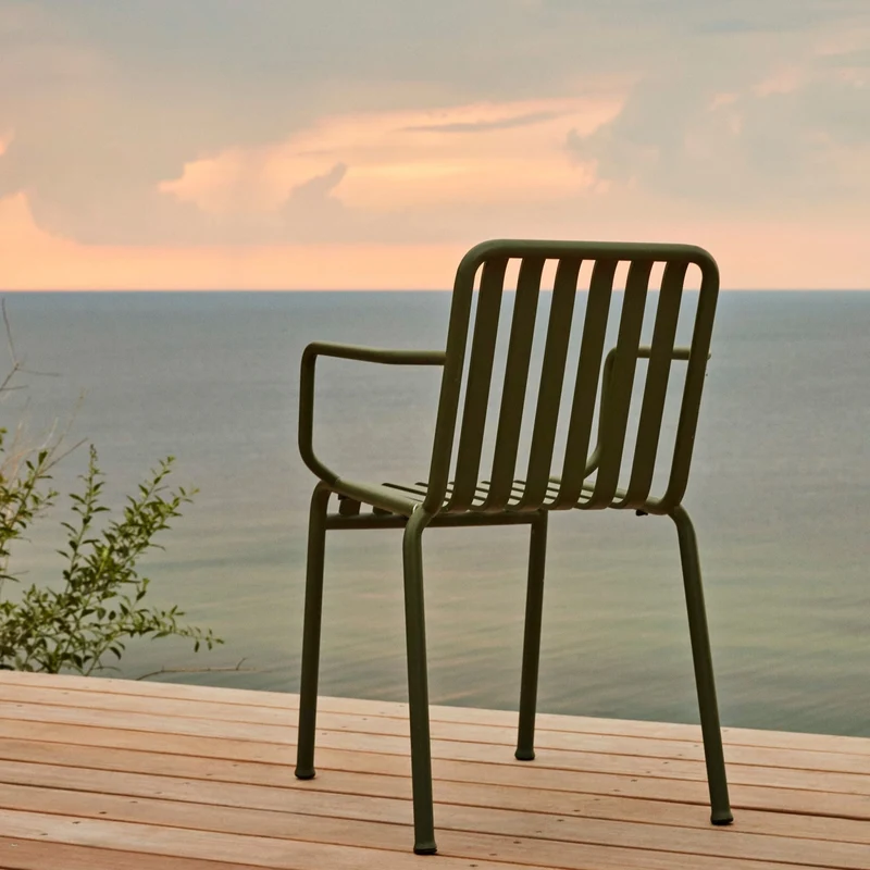 Chaise de jardin avec accoudoir en métal olive Palissade - HAY