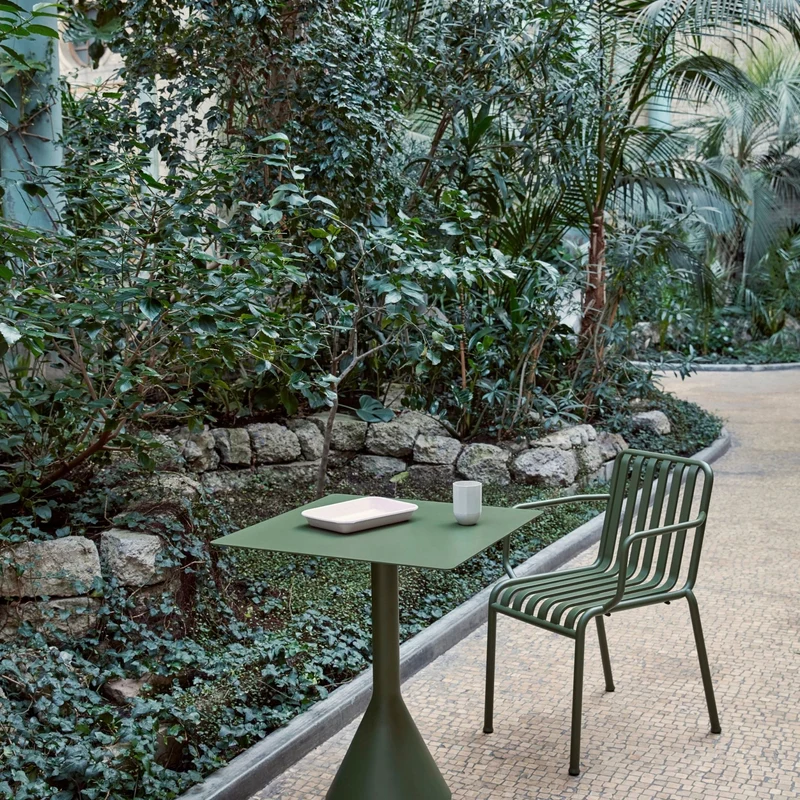 Chaise de jardin avec accoudoir en métal olive Palissade - HAY