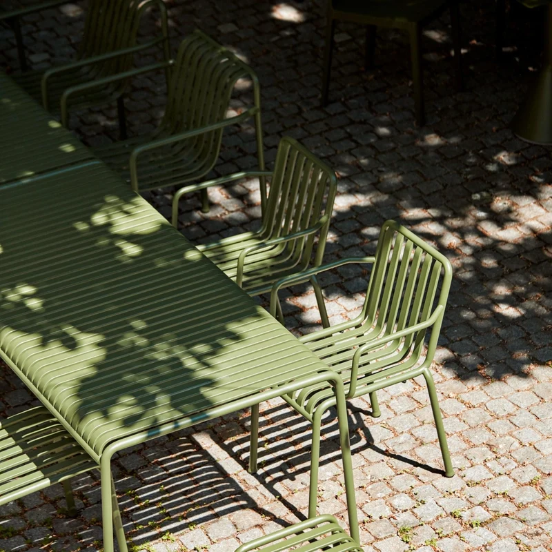 Chaise de jardin avec accoudoir en métal olive Palissade - HAY