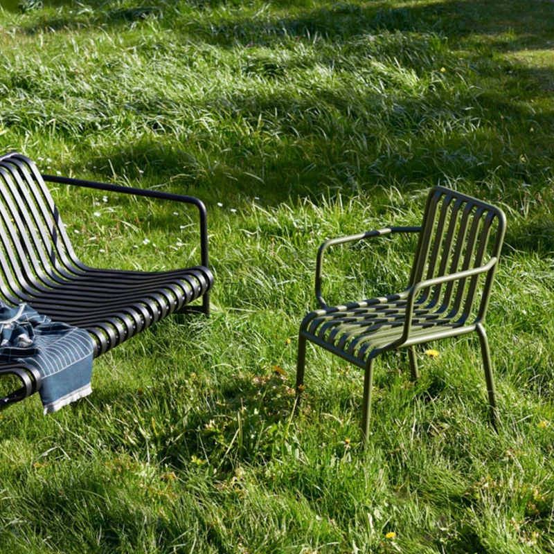 Chaise de jardin avec accoudoir en métal anthracite Palissade - HAY