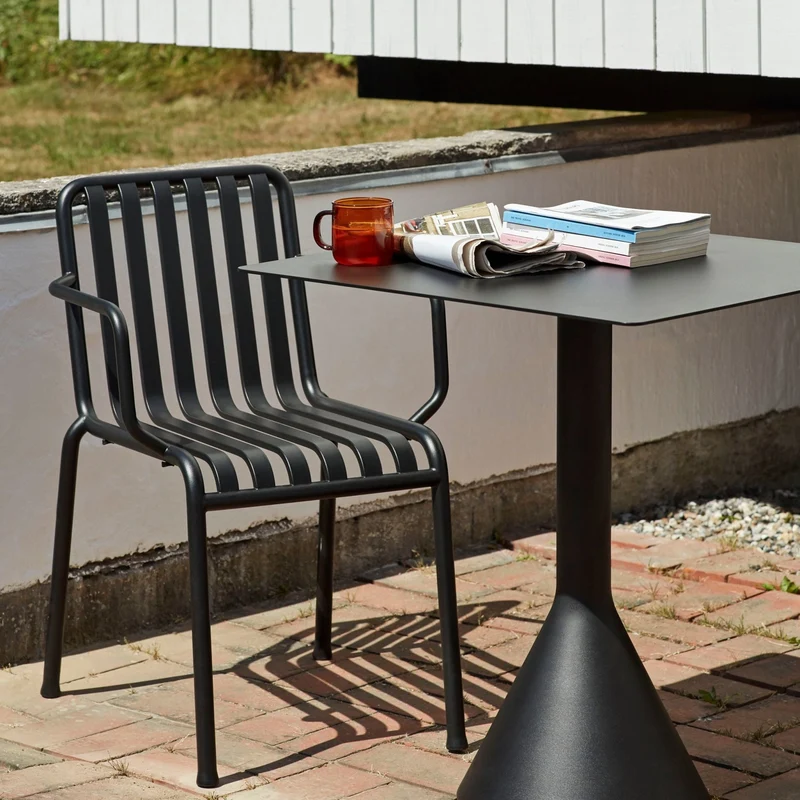 Chaise de jardin avec accoudoir en métal anthracite Palissade - HAY