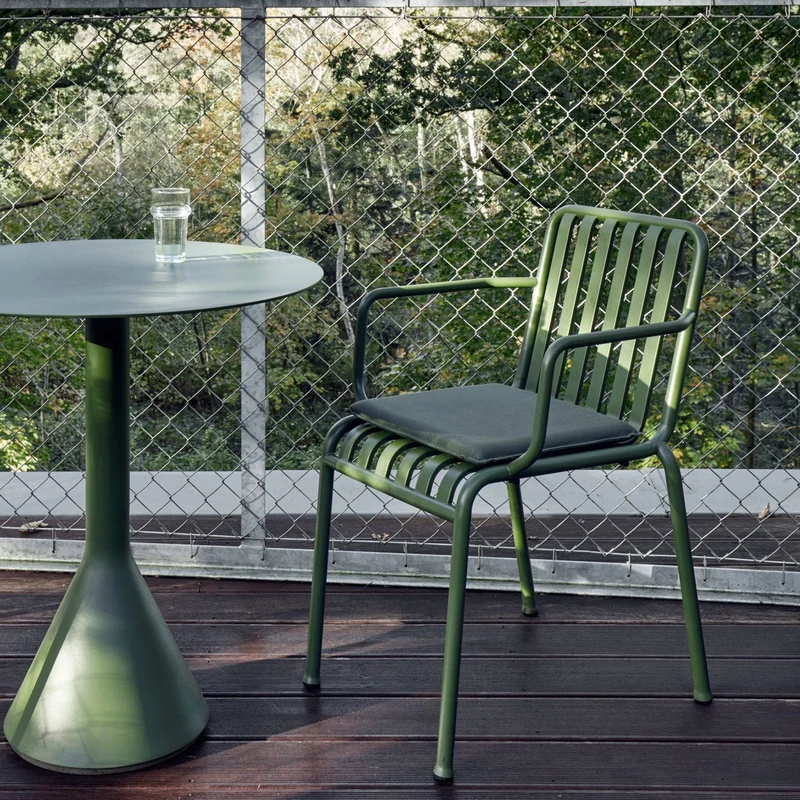 Chaise de jardin avec accoudoir en métal anthracite Palissade - HAY