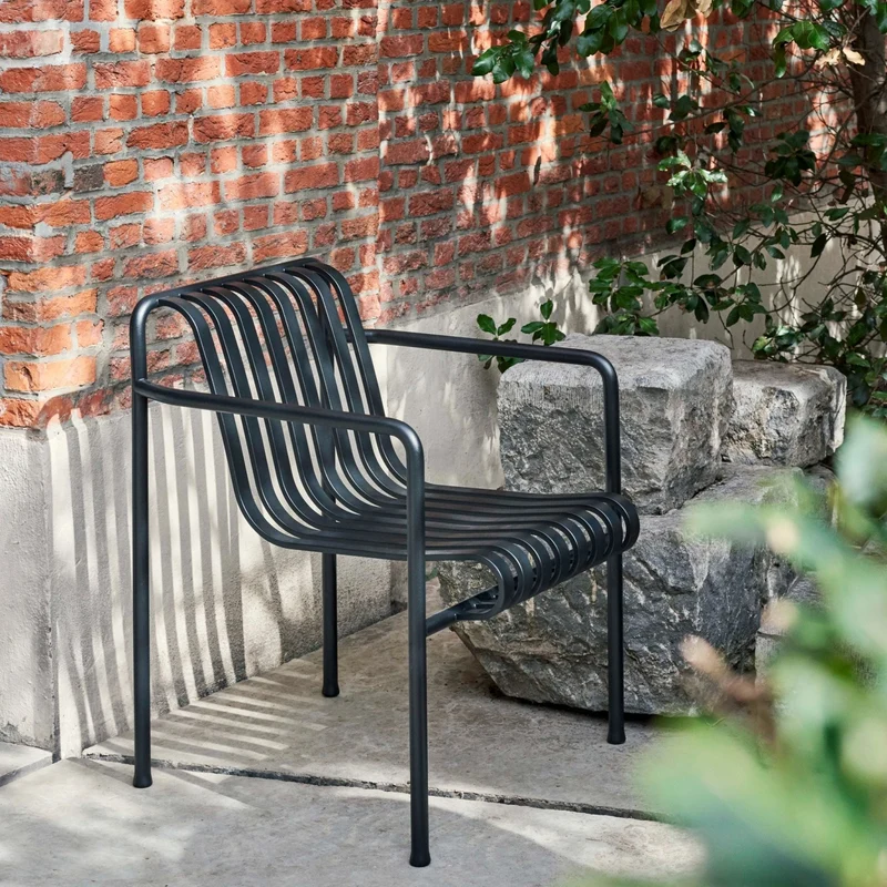 Fauteuil de jardin avec accoudoir en métal anthracite Palissade - HAY