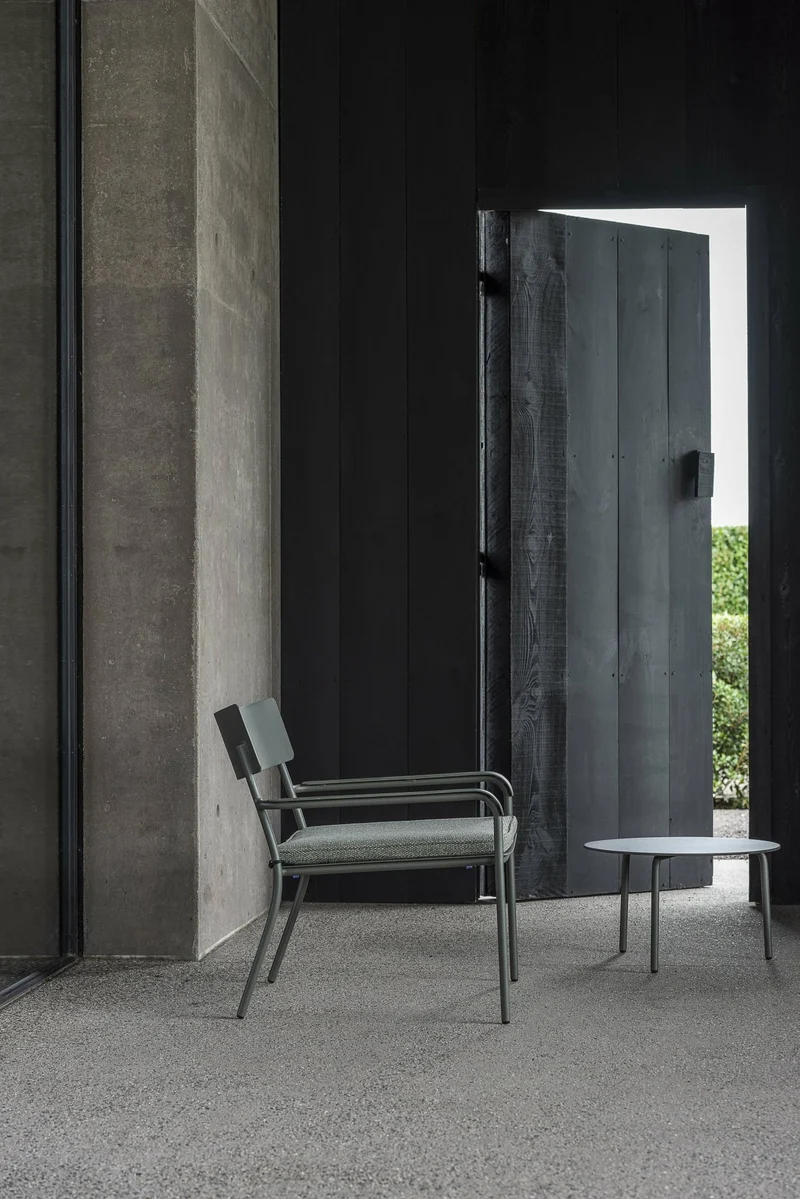 Fauteuil bas en aluminium avec accoudoirs vert August - Serax
