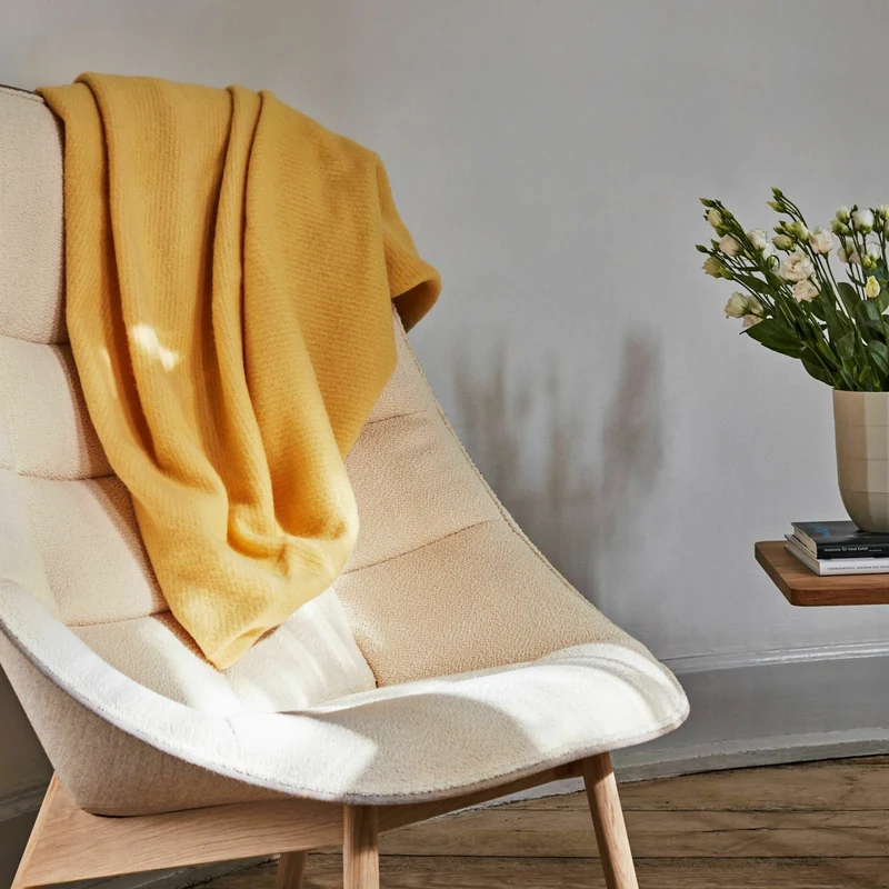 Fauteuil crème matelassé et chêne massif naturel Uchiwa - HAY