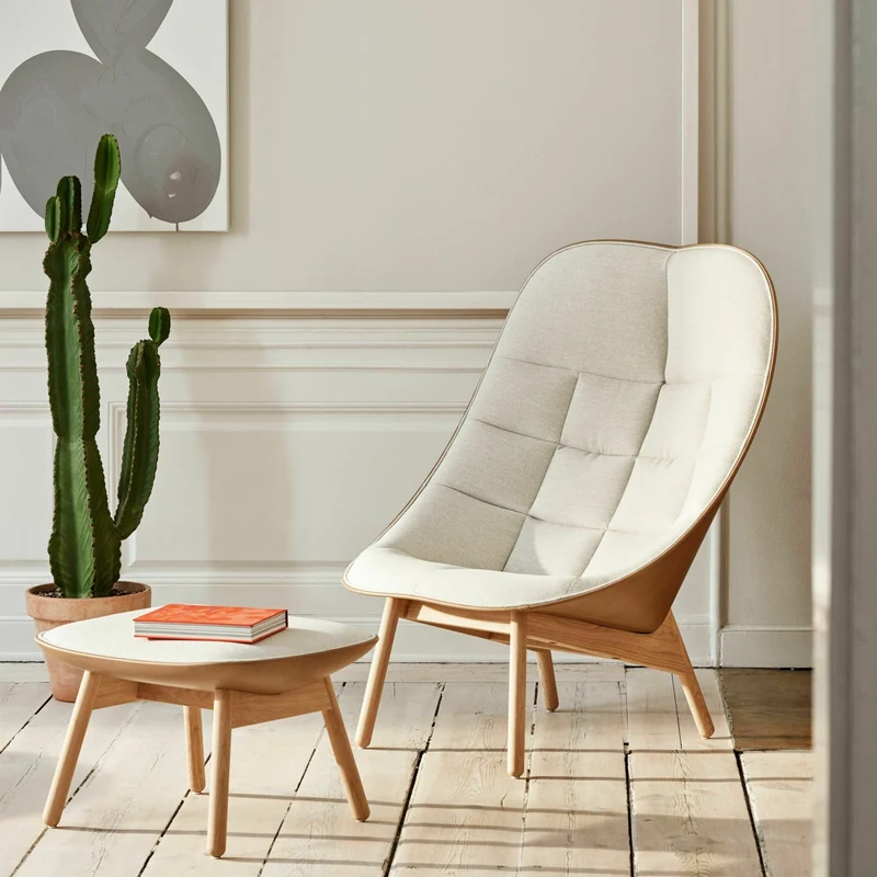 Fauteuil crème matelassé et chêne massif naturel Uchiwa - HAY