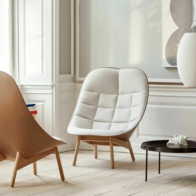 Fauteuil crème matelassé et chêne massif naturel Uchiwa - HAY