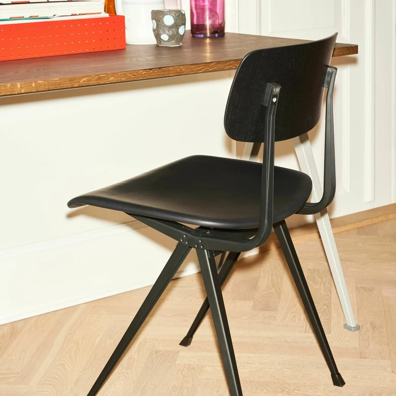 Table 140 x 65 cm en chêne solide fumé et acier noir Pyramid 01 - HAY