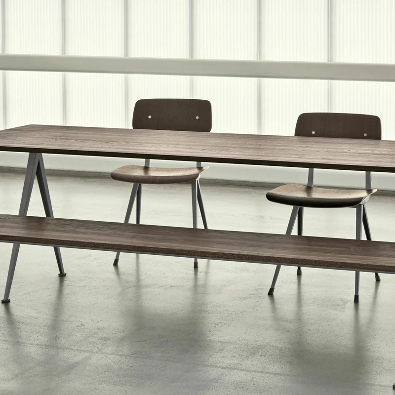 Table 140 x 65 cm en chêne solide fumé et acier noir Pyramid 01 - HAY