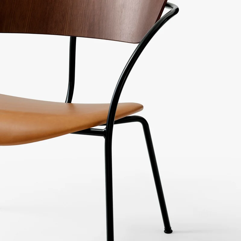 Fauteuil en noyer laqué et cuir cognac AV6 Pavilion - &tradition