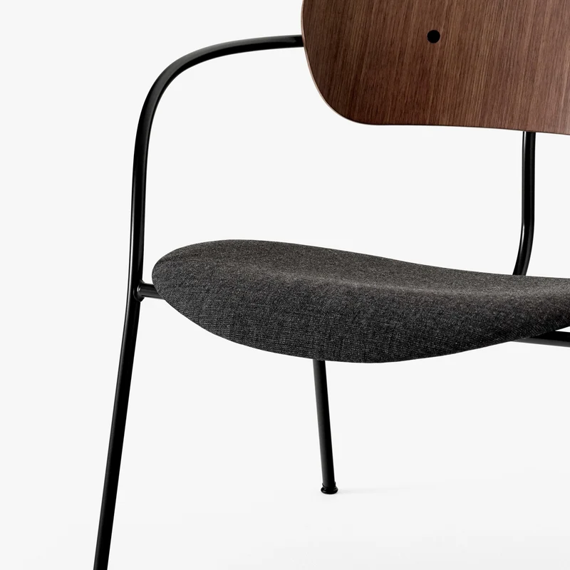 Fauteuil en noyer laqué et tissu gris AV6 Pavilion - &tradition