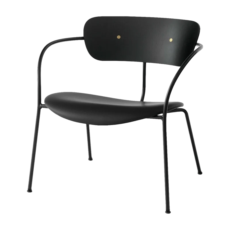 Fauteuil en chêne et cuir noir finition laiton AV6 Pavilion - &tradition
