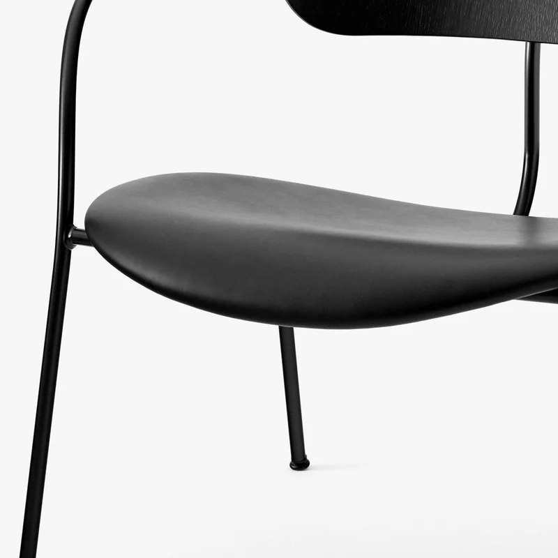 Fauteuil en chêne et cuir noir finition laiton AV6 Pavilion - &tradition