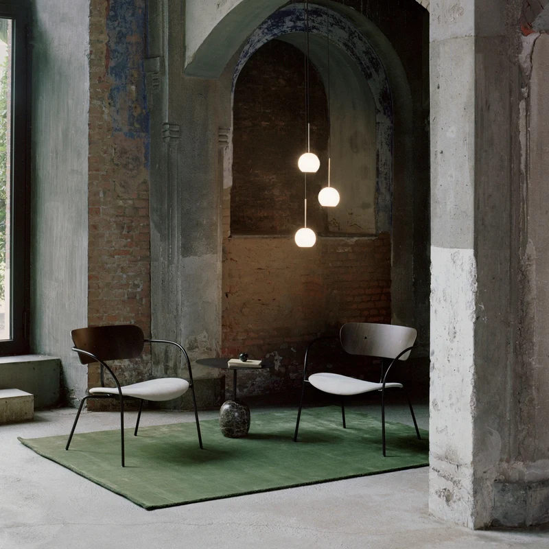 Fauteuil en chêne et cuir noir AV6 Pavilion - &tradition