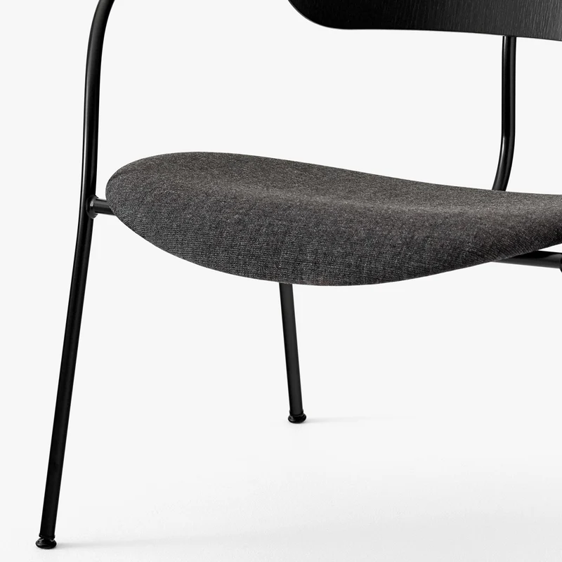 Fauteuil en chêne noir et tissu gris foncé AV6 Pavilion - &tradition