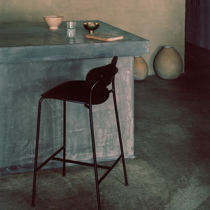 Chaise de bar en chêne noir et tissu gris AV8 Pavilion - &tradition