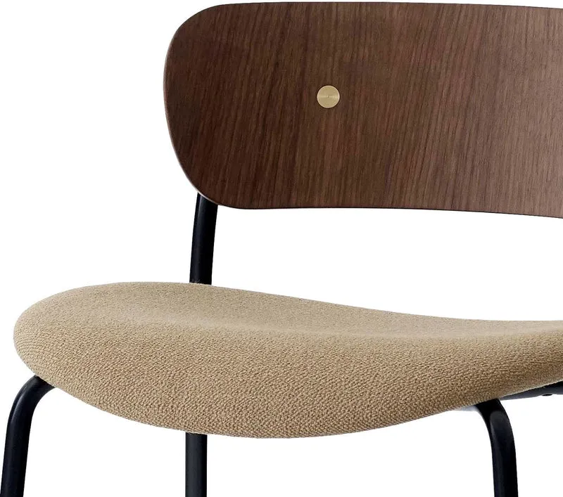 Chaise de bar en noyer laqué et tissu beige AV10 Pavilion - &tradition