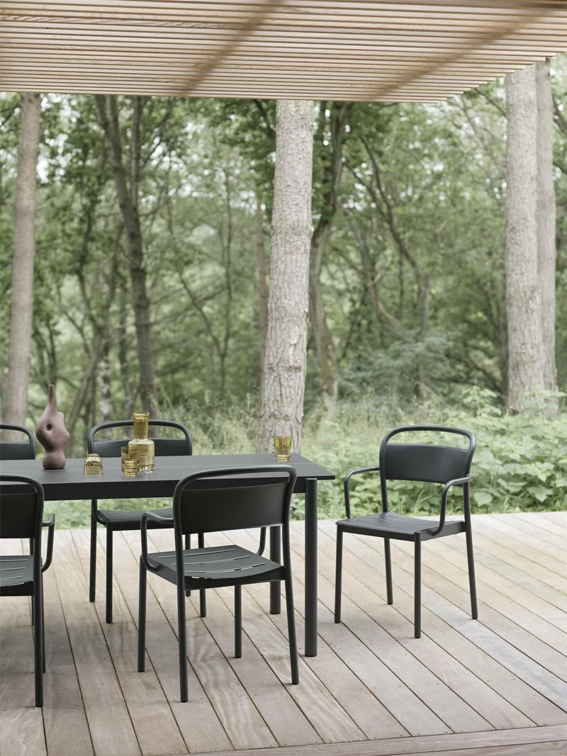 Table d'extérieur en acier noir 140 x 75 cm Linear - Muuto