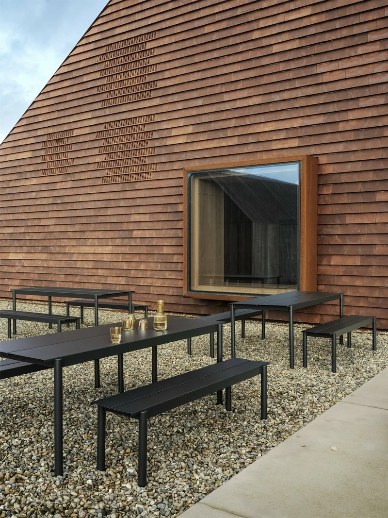 Table d'extérieur en acier noir 140 x 75 cm Linear - Muuto