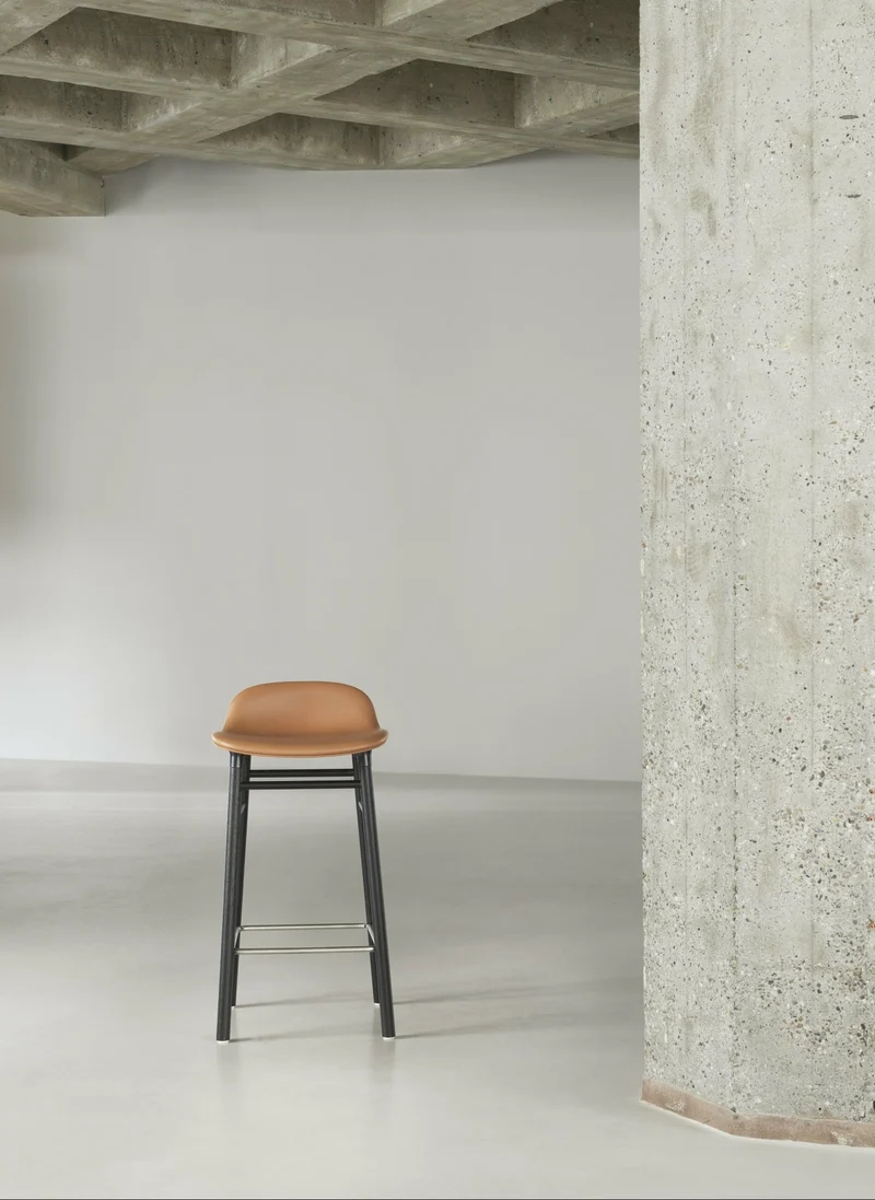 Tabouret de bar en bois noir et pp rouge 65 cm Form - Normann Copenhagen