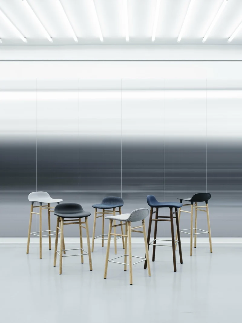 Tabouret de bar en bois noir et pp vert 75 cm Form - Normann Copenhagen