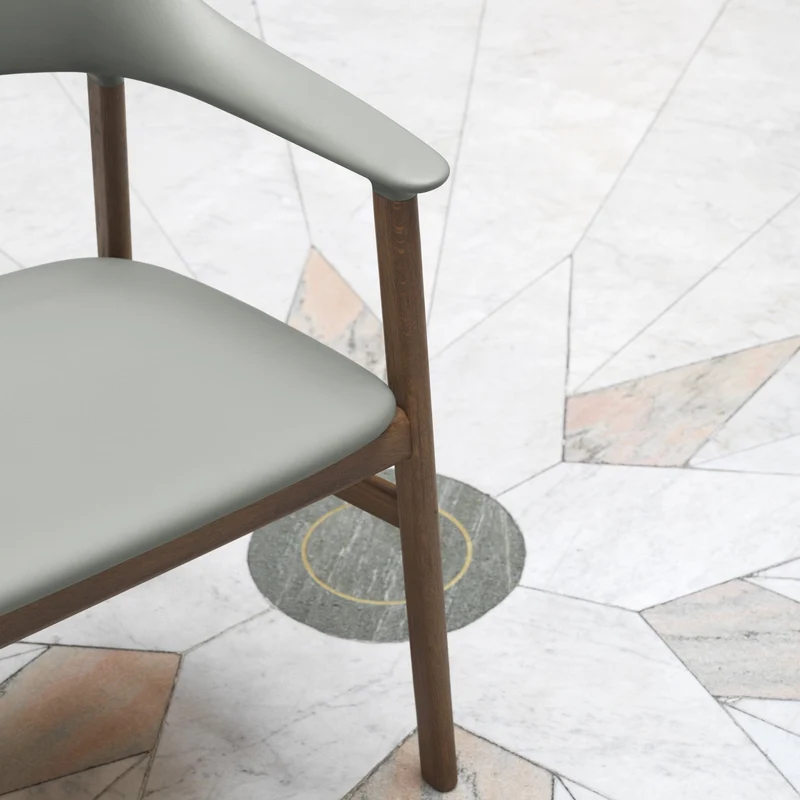 Chaise avec accoudoirs en chêne teinté et polypropylene vert Herit Dusty vert - Normann Copenhagen
