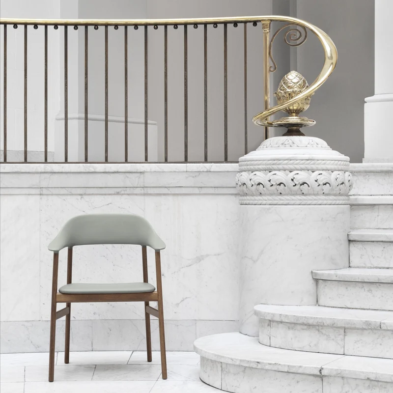 Chaise avec accoudoirs en chêne teinté et polypropylene vert Herit Dusty vert - Normann Copenhagen
