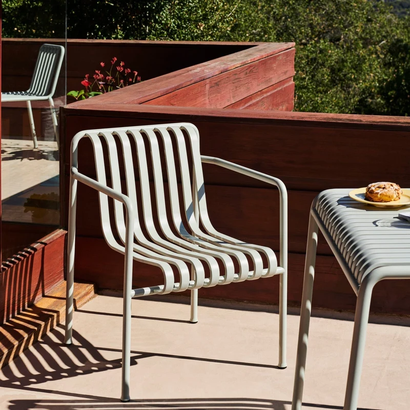 Fauteuil de jardin avec accoudoir en métal gris Palissade - HAY