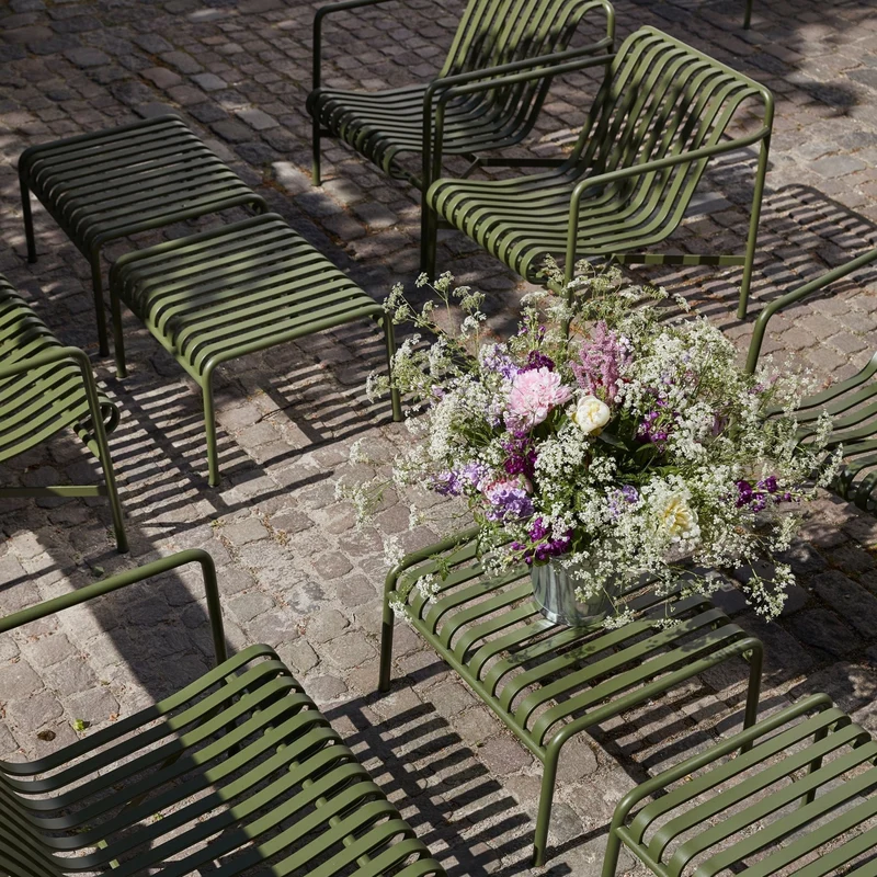 Fauteuil de jardin lounge en métal anthracite Palissade - HAY