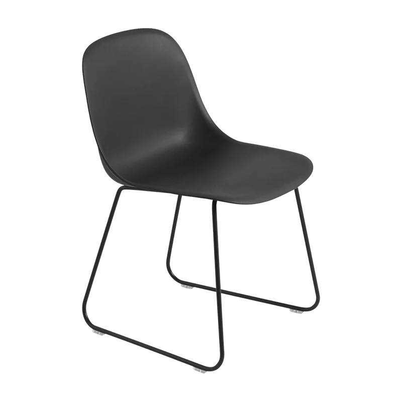 Chaise noire piétement traîneau Fiber - Muuto