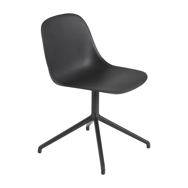 Chaise noire piétement pivot Fiber - Muuto