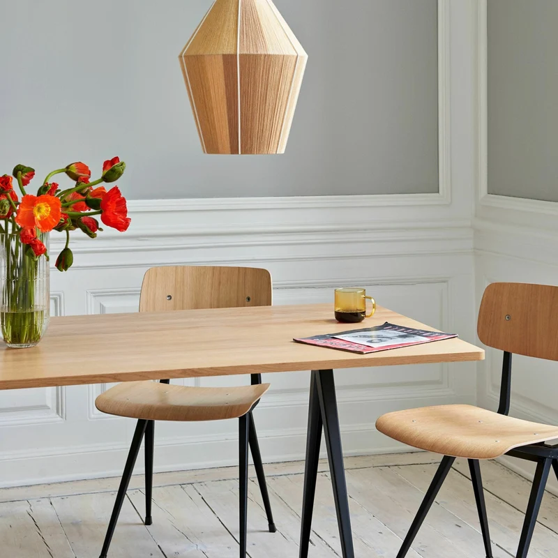 Table 140 cm en chêne massif laqué transparent et acier noir Pyramid 01 - HAY