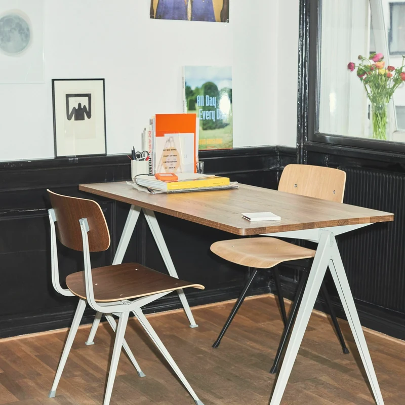 Table 140 cm en chêne massif laqué transparent et acier noir Pyramid 01 - HAY