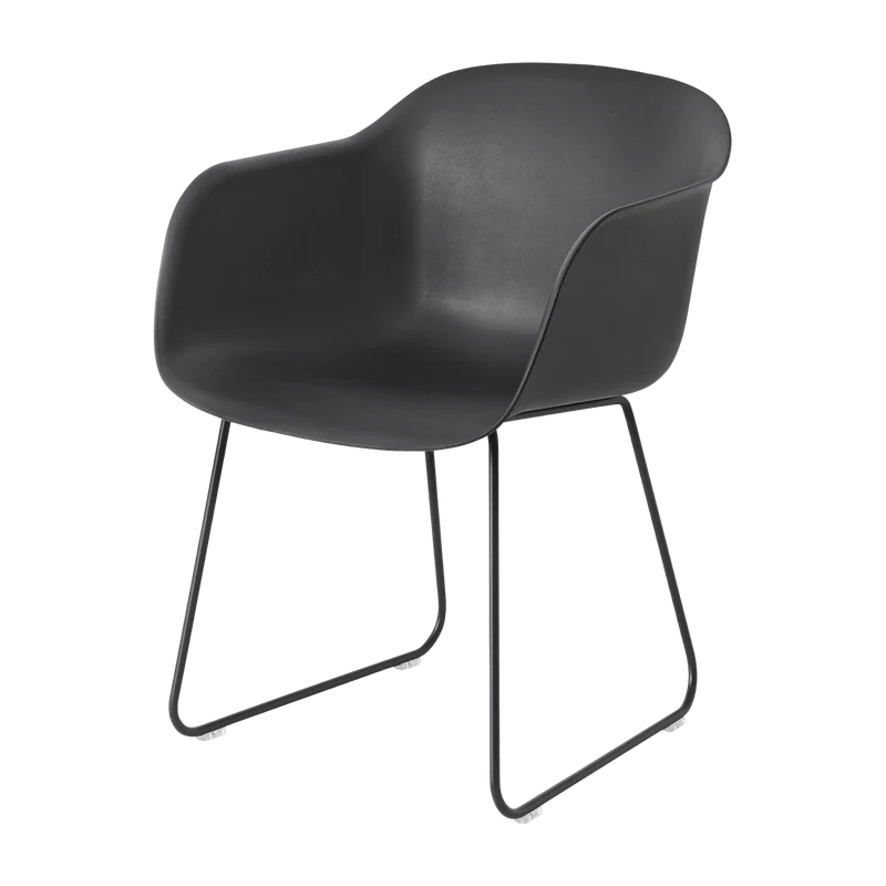 Fauteuil noir piétement traîneau Fiber - Muuto