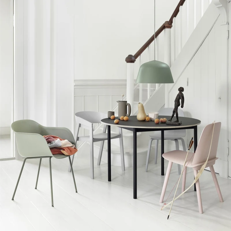 Fauteuil gris piétement traîneau Fiber - Muuto