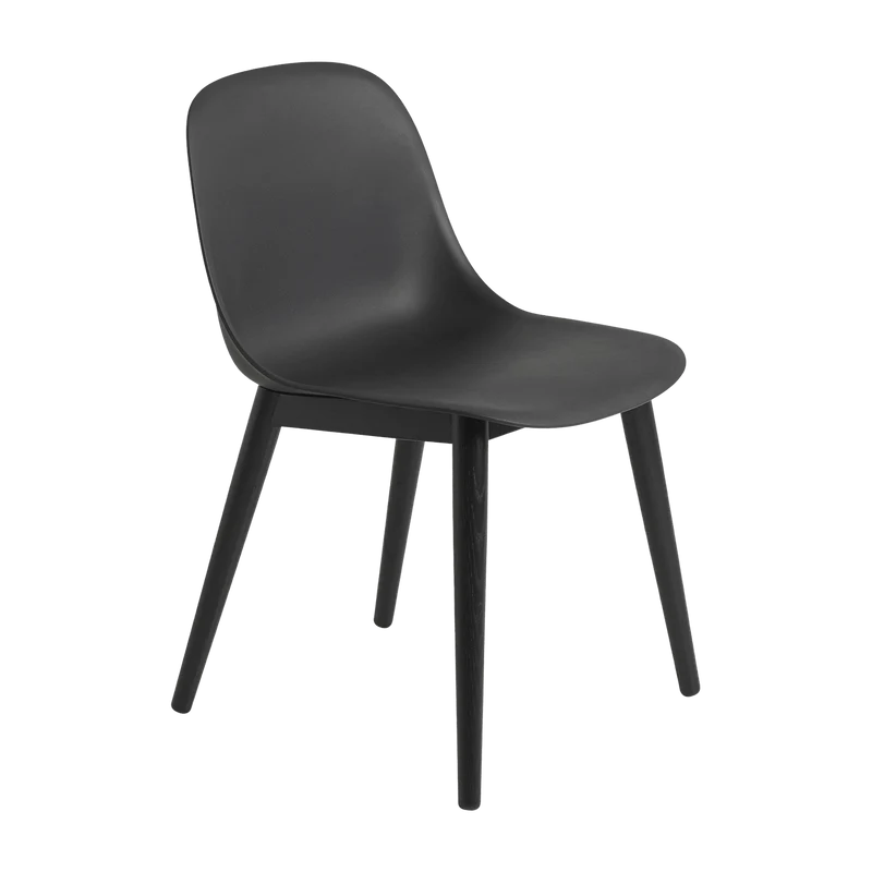 Chaise noire piétement en chêne Fiber - Muuto