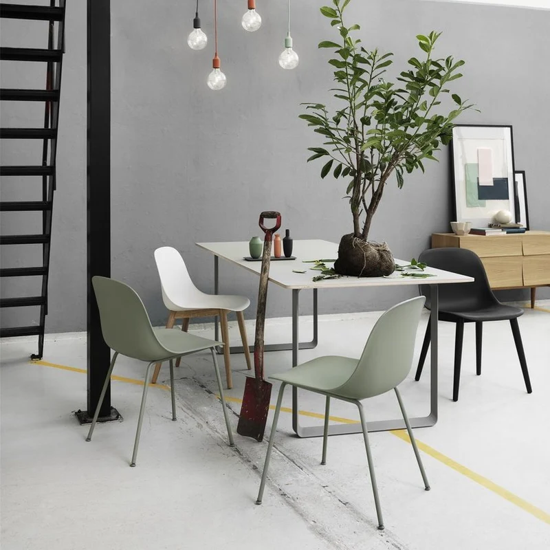 Chaise noire piétement en chêne Fiber - Muuto
