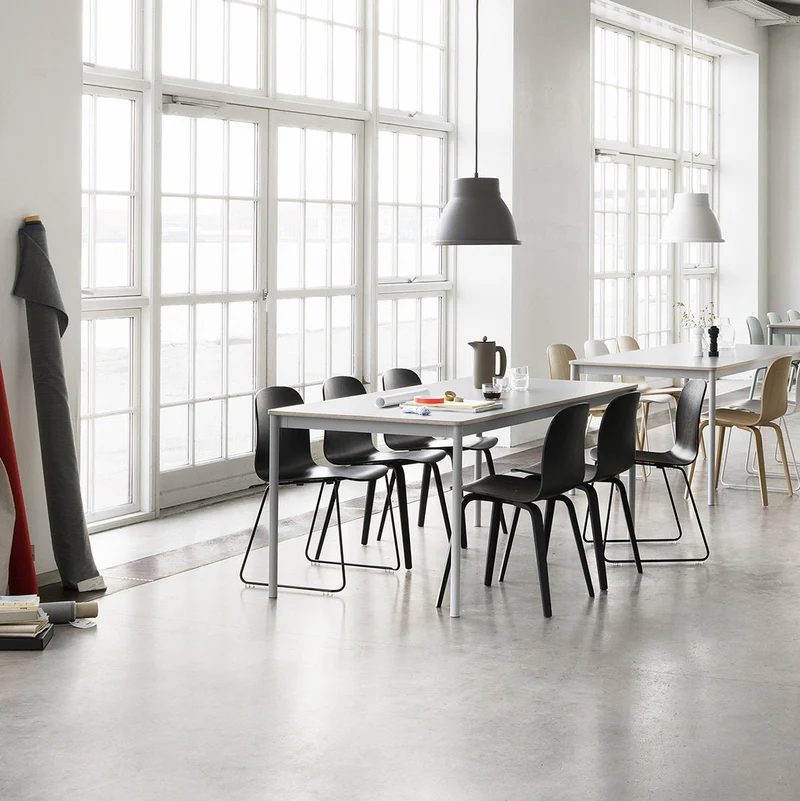 Chaise noire piétement en chêne Fiber - Muuto