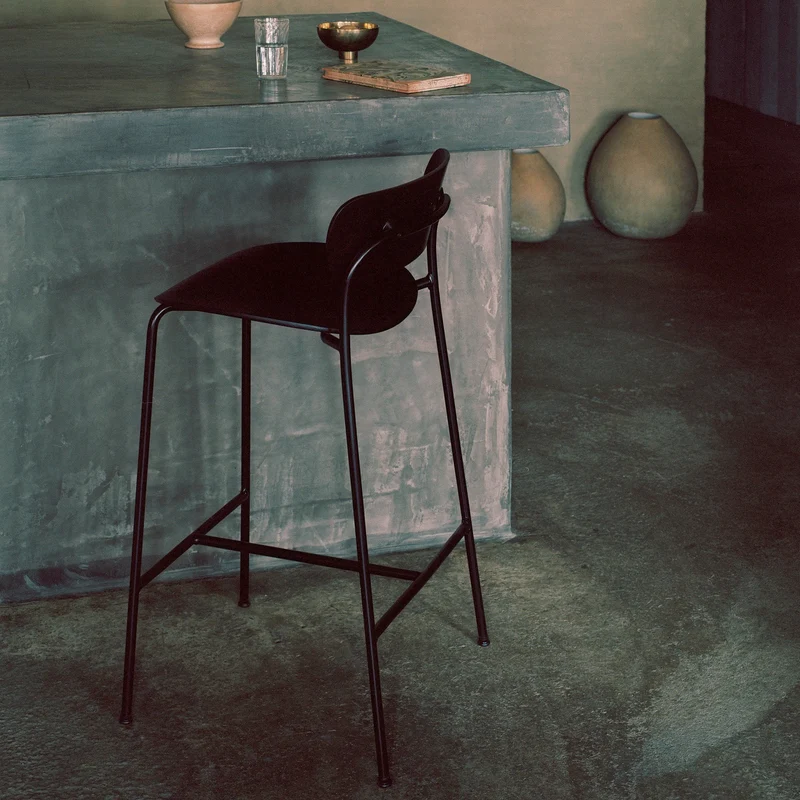Chaise de bar en chêne noir AV7 Pavilion - &tradition