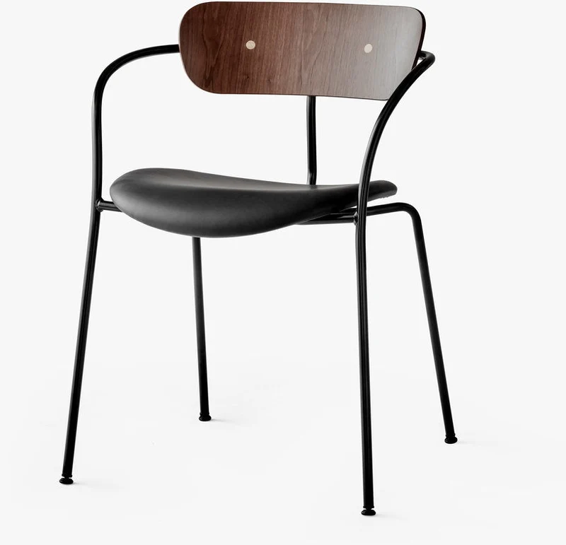 Chaise avec accoudoirs en cuir et noyer AV4 Pavilion - &tradition