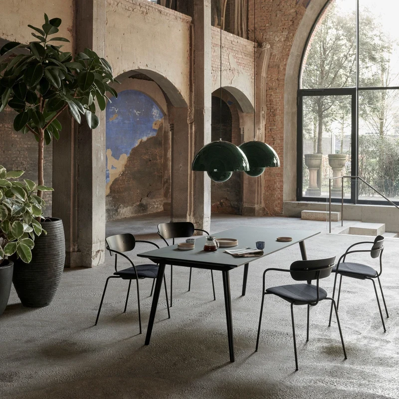 Chaise avec accoudoirs en cuir et noyer AV4 Pavilion - &tradition