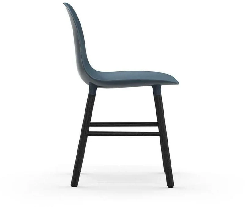 Chaise en bois noir et pp bleu Form - Normann Copenhagen