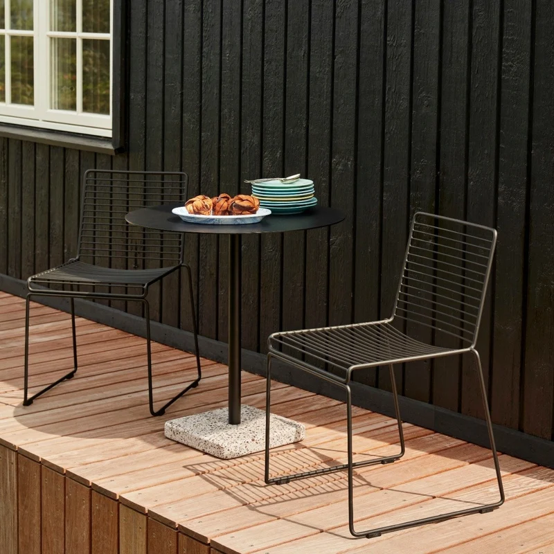 Chaise en métal noir Hee - HAY
