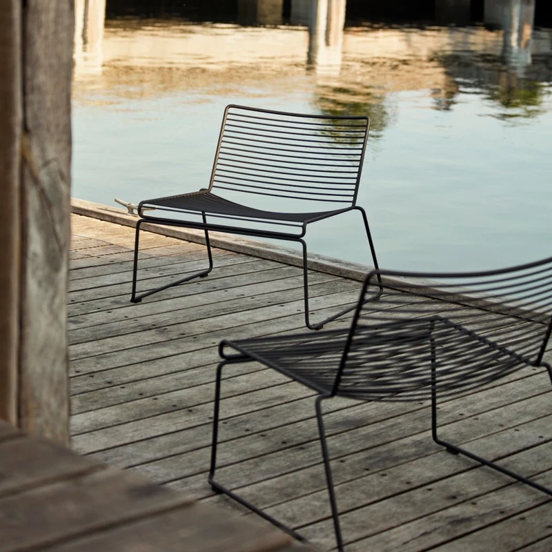 Chaise lounge en métal noir Hee - HAY