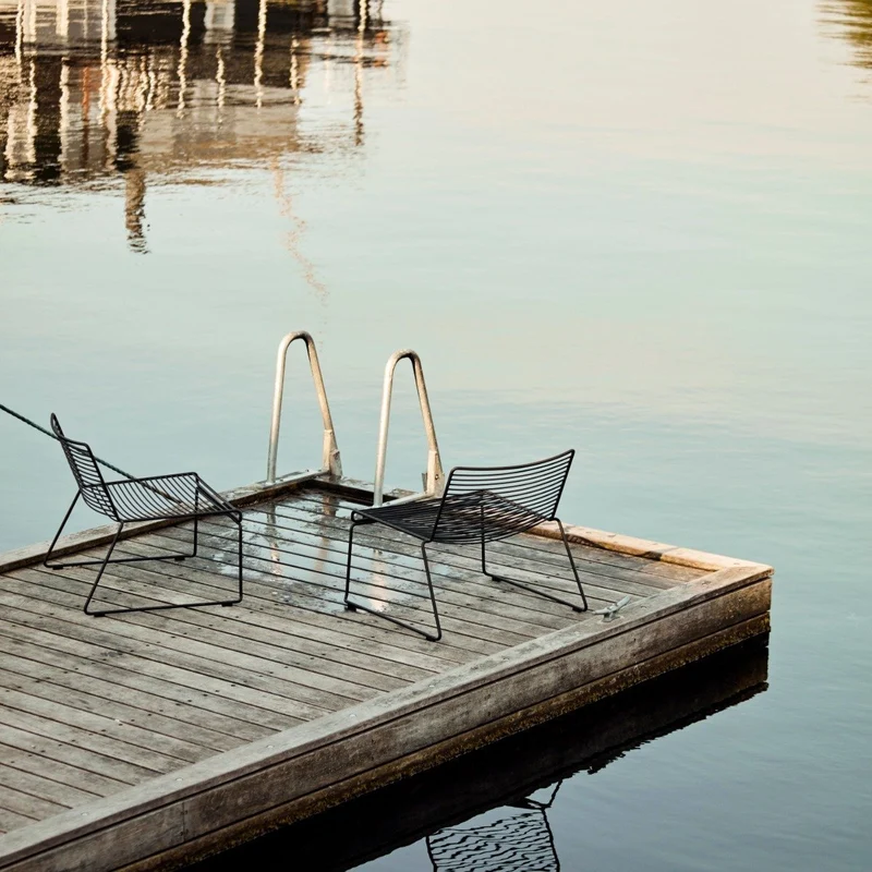 Chaise lounge en métal noir Hee - HAY