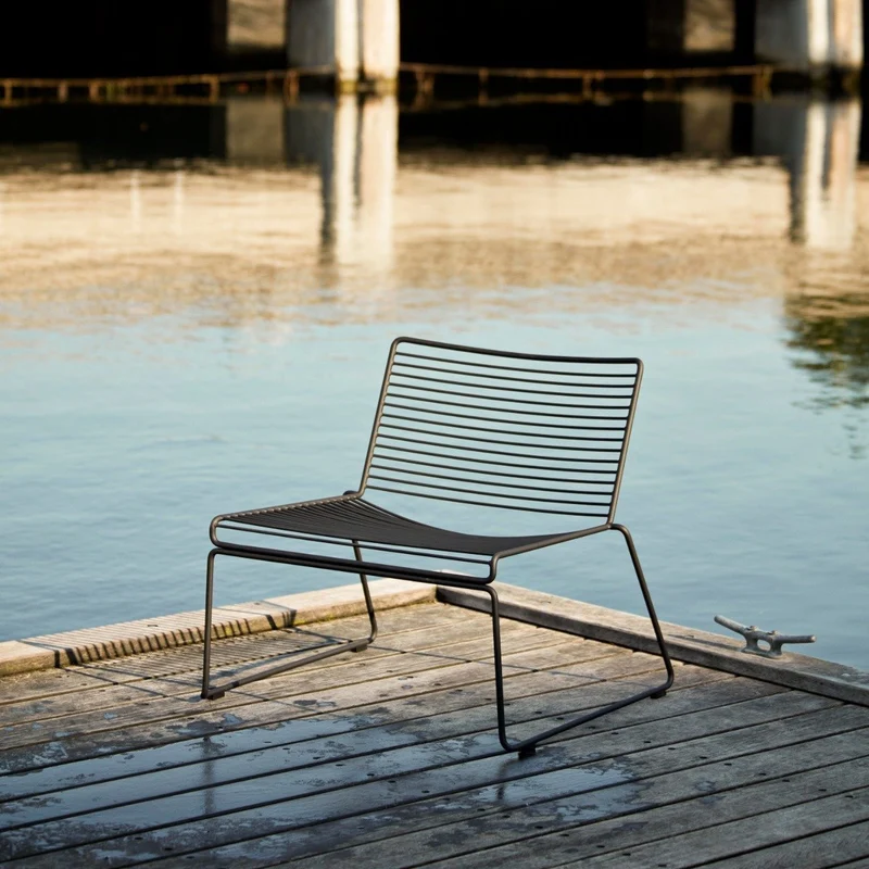 Chaise lounge en métal noir Hee - HAY
