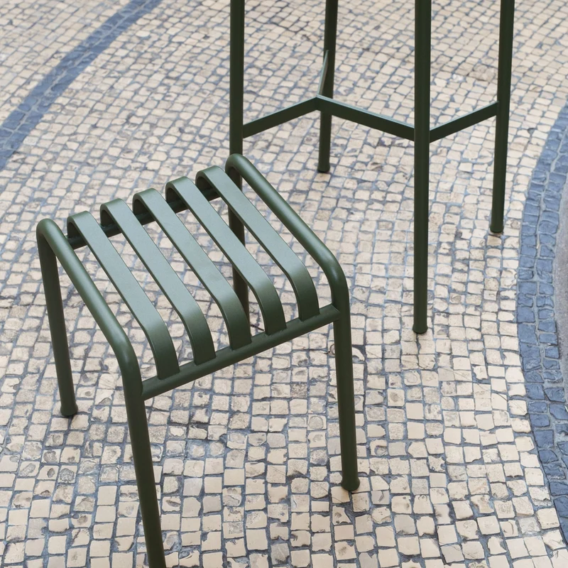 Tabouret en métal olive Palissade - HAY