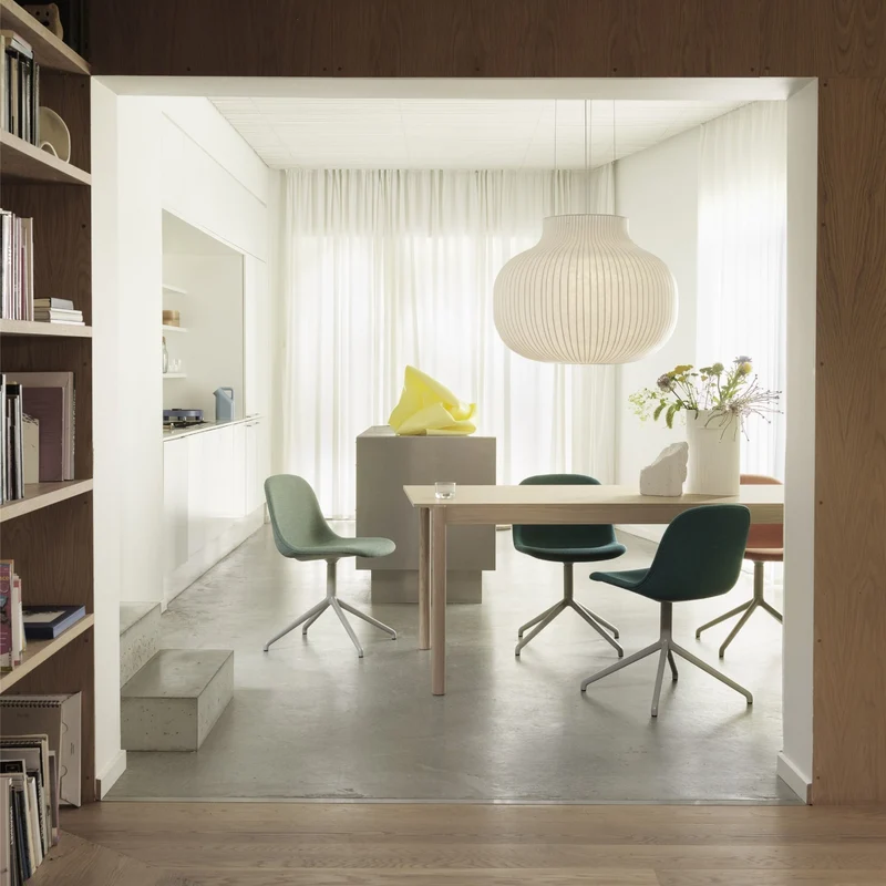 Chaise verte piétement pivot Fiber - Muuto
