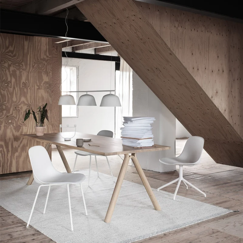 Chaise verte piétement pivot Fiber - Muuto